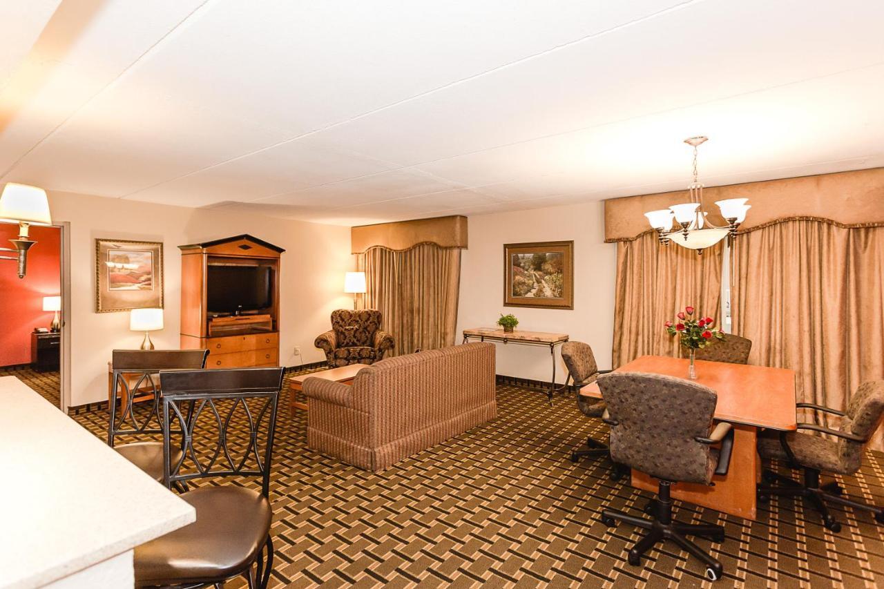 Ramada By Wyndham Plymouth Hotel & Conference Center Εξωτερικό φωτογραφία