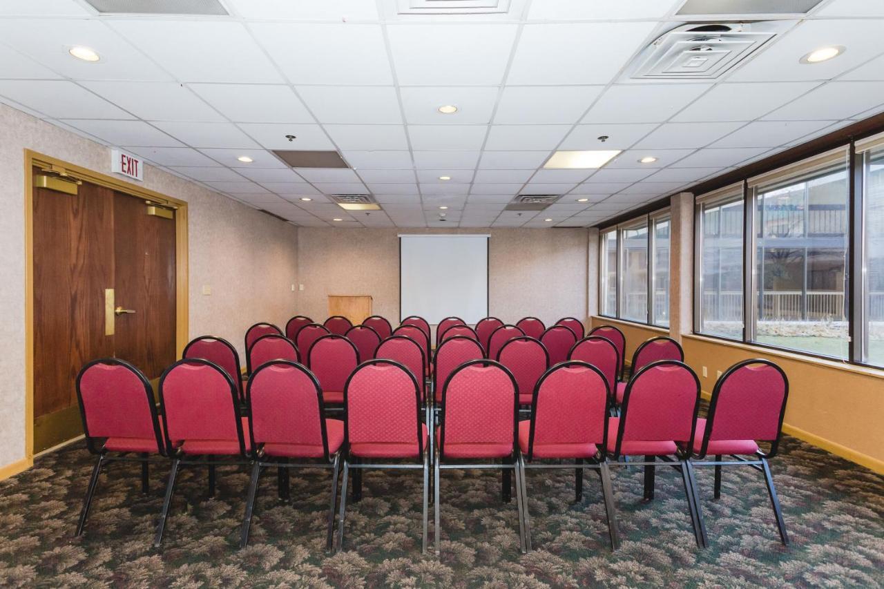 Ramada By Wyndham Plymouth Hotel & Conference Center Εξωτερικό φωτογραφία